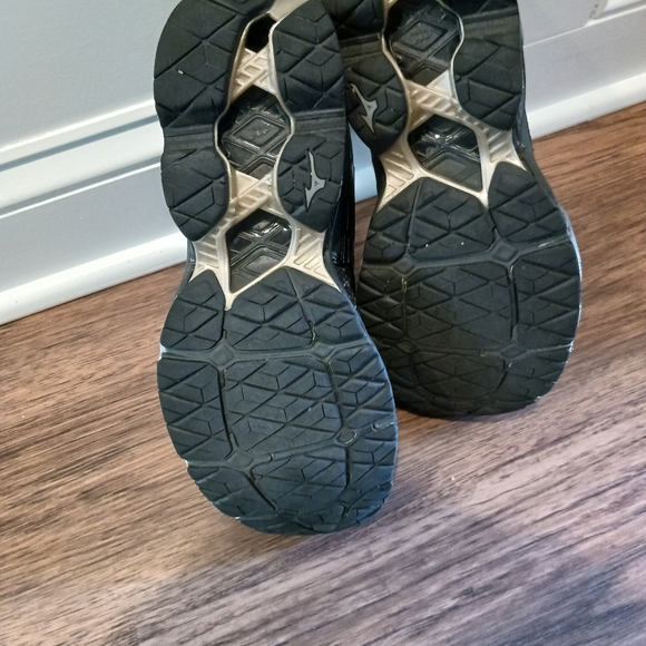 Like New! Creation Waveknit 2 Running Shoe - Picture 11 of 11